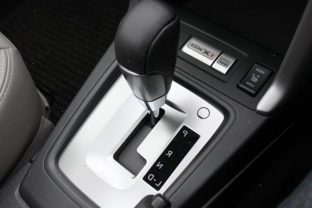 Hvordan til at vælge mellem en bil med automatisk eller manuel transmission. Afgør om brændstoføkonomi er et problem.