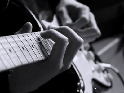 Sådan at spille guitar og synge på samme tid. Lær ordene i sangen.