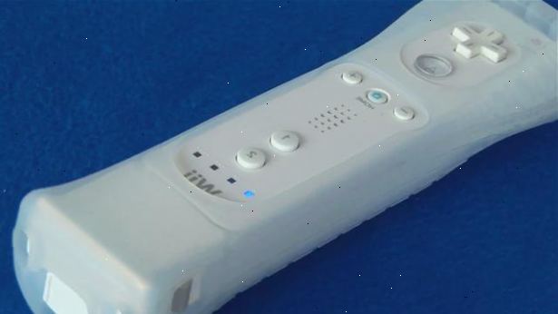 Sådan synkroniseres en Wii remote til konsollen. Tryk på afbryderknappen på Wii-konsollen.