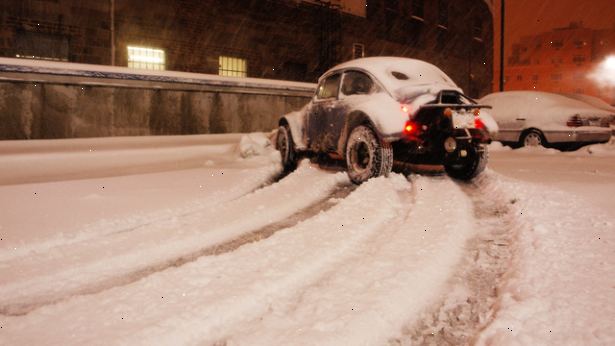 Sådan får du din bil ud af sneen. Kontrollér udstødningsrøret, før du starter motoren.