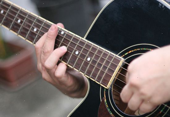Hvordan til at lette finger ømhed, når lære at spille guitar. Få de rigtige strenge.