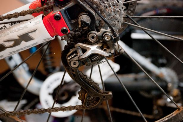 Sådan justeres en bageste cykelbagskifter. Skift cyklen til det lavest mulige gear (største gear kædehjul på bagsiden kassette tættest på egerne).