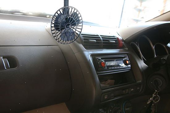 Hvordan til at køle dig selv i en bil uden aircondition. Hæng en våd klud over midten udluftning af bilen.