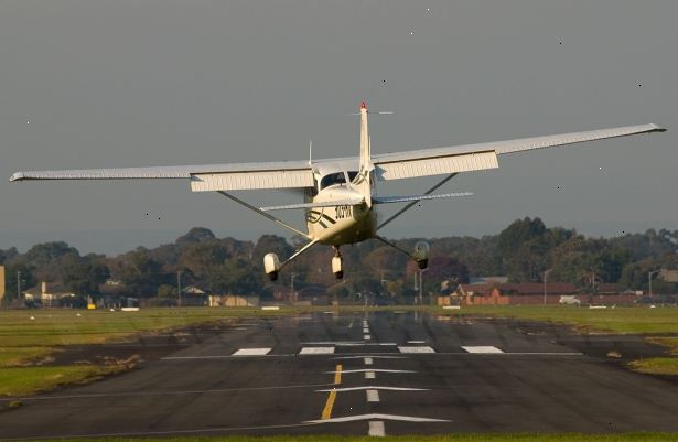 Hvordan til at lande en Cessna 172. Få ATIS angivelser 10 miles ud fra indrejse i luftrummet, skal du kontakte kontroltårnet eller indflyvningskontrol for lufthavnen, og oplyse følgende.