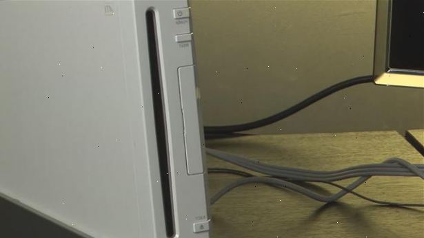 Hvordan at oprette din Nintendo Wii. Tag den lodrette stativ og den runde stykke plastik, og skyd dem begge sammen.