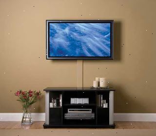 Sådan monteres et fladskærms-tv. Anskaf en korrekt størrelse beslag enten online eller på et elektronisk detailbutik.