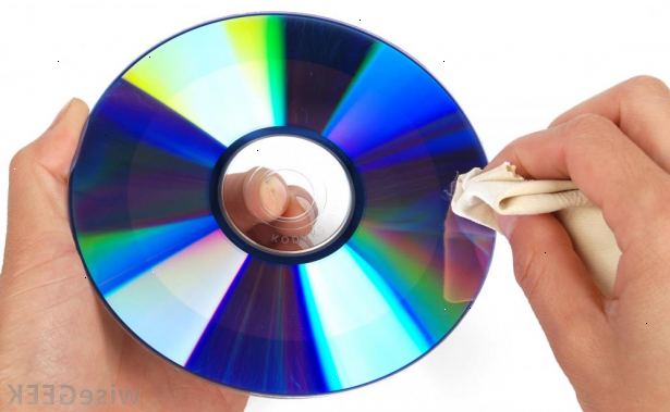 Hvordan at rengøre en DVD. Bland en del vand til en del isopropylalkohol.