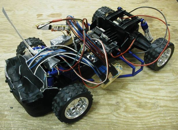 Hvordan til at bygge en fjernstyret robot. Erkende, hvad vil du bygge det første skridt i opbygningen af en fjernstyret robot er at erkende, at du ikke vil være i stand til at opbygge en fuld størrelse, tobenede, menneskelignende robot, der kan gøre alle dine gøremål.