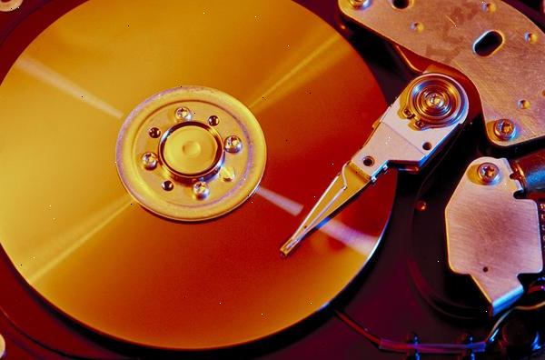 Hvordan til at have mere end to harddiske i en PC. Du kan fjerne dit cd, dvd eller diskette, på den måde får du en ekstra bay for diske.