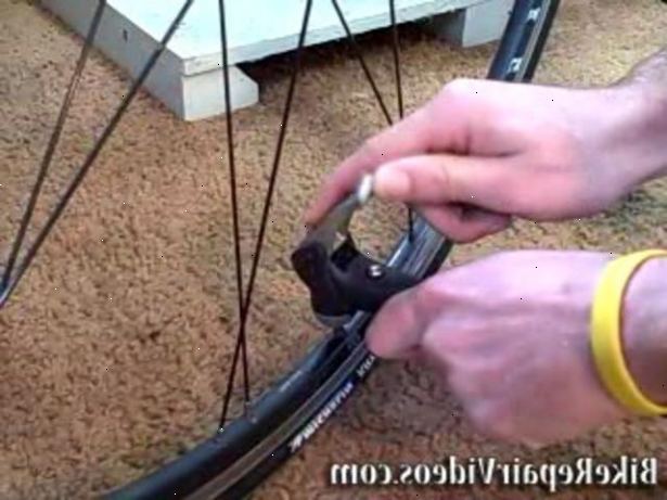 Hvordan at oppuste cykel dæk. En bilventil kaldes også en europæisk ventil, eller en bil ventil.