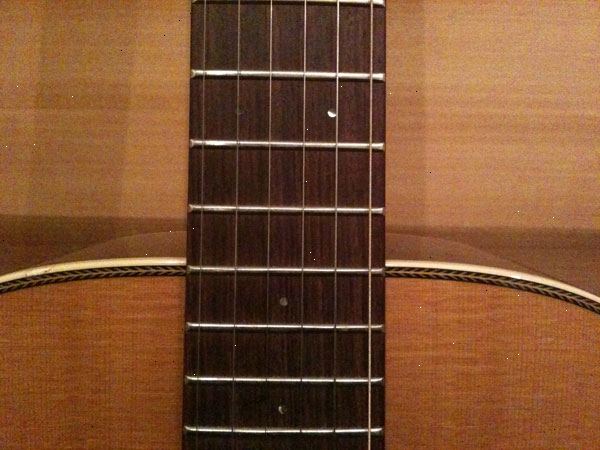 Hvordan man kan tune din guitar til Nashville tuning. Gå til din lokale musikbutik og købe nogle enkelte strenge, eller et sæt strenge til en 12 streng akustisk.