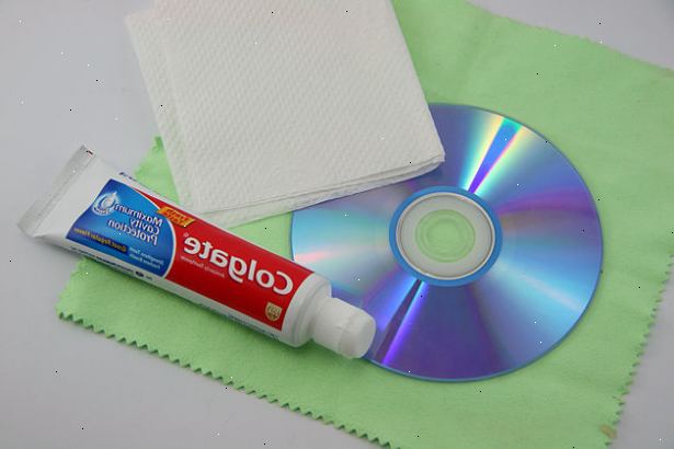 Sådan reparere en CD med tandpasta. Vask cd&#39;en forsigtigt i mildt sæbevand for at fjerne eventuelle små partikler, der kan ridse cd&#39;en.