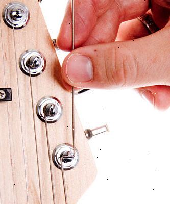 Sådan ændrer strenge på en elektrisk guitar. Kontroller at se, om du har en flydende bro.