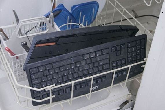 Hvordan at rengøre et tastatur i opvaskemaskinen. Afbryd tastatur fra computeren, og fjern eventuelle batterier.